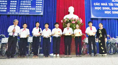 Ông Lê Xuân Thân trao thưởng cho học sinh xuất sắc.